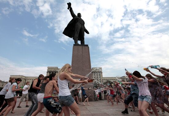 "Water Battle" summer flash mob in St Petersburg