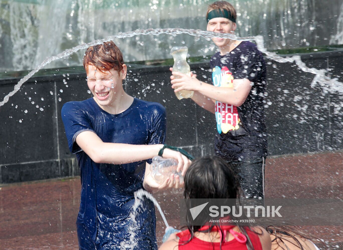 "Water Battle" summer flash mob in St Petersburg