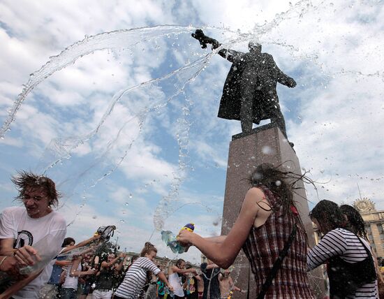 "Water Battle" summer flash mob in St Petersburg