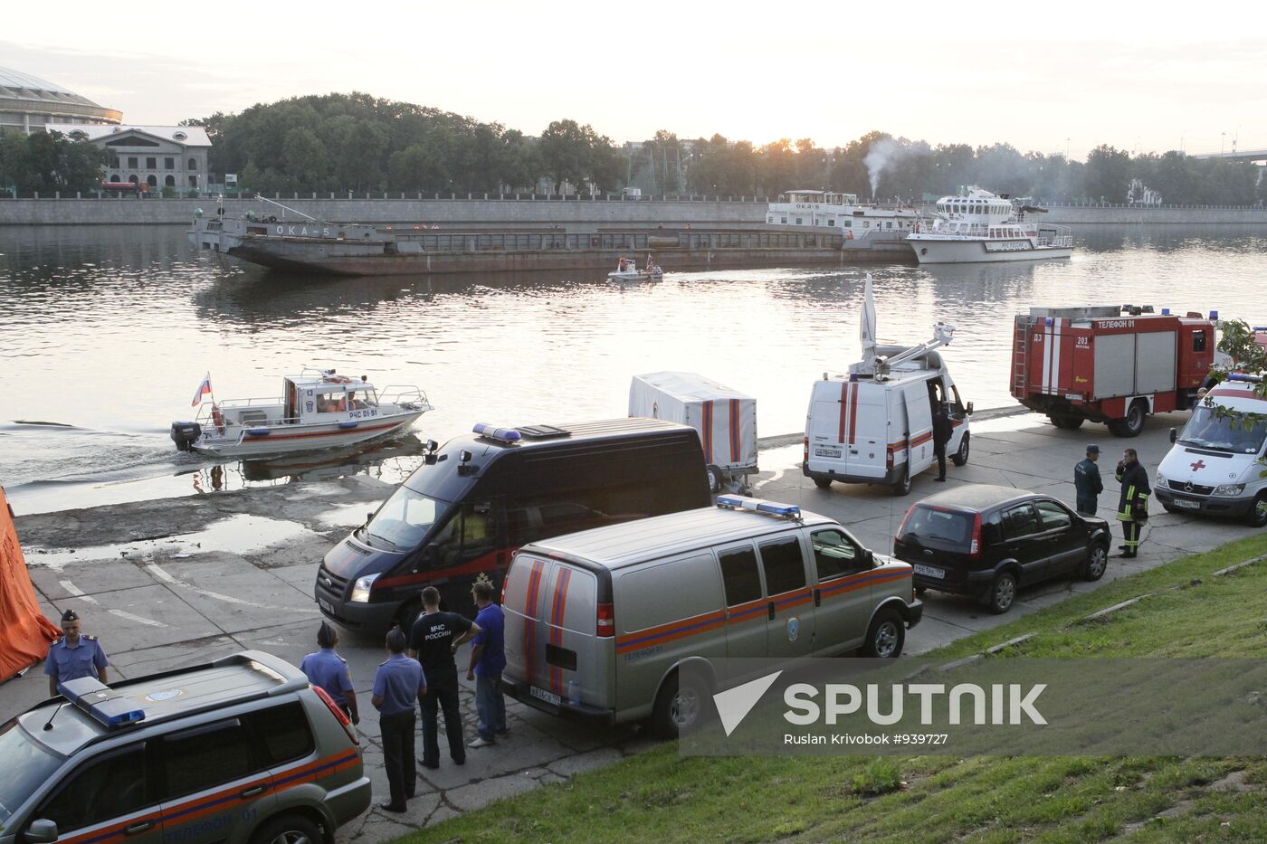 Boat sinks on Moscow River