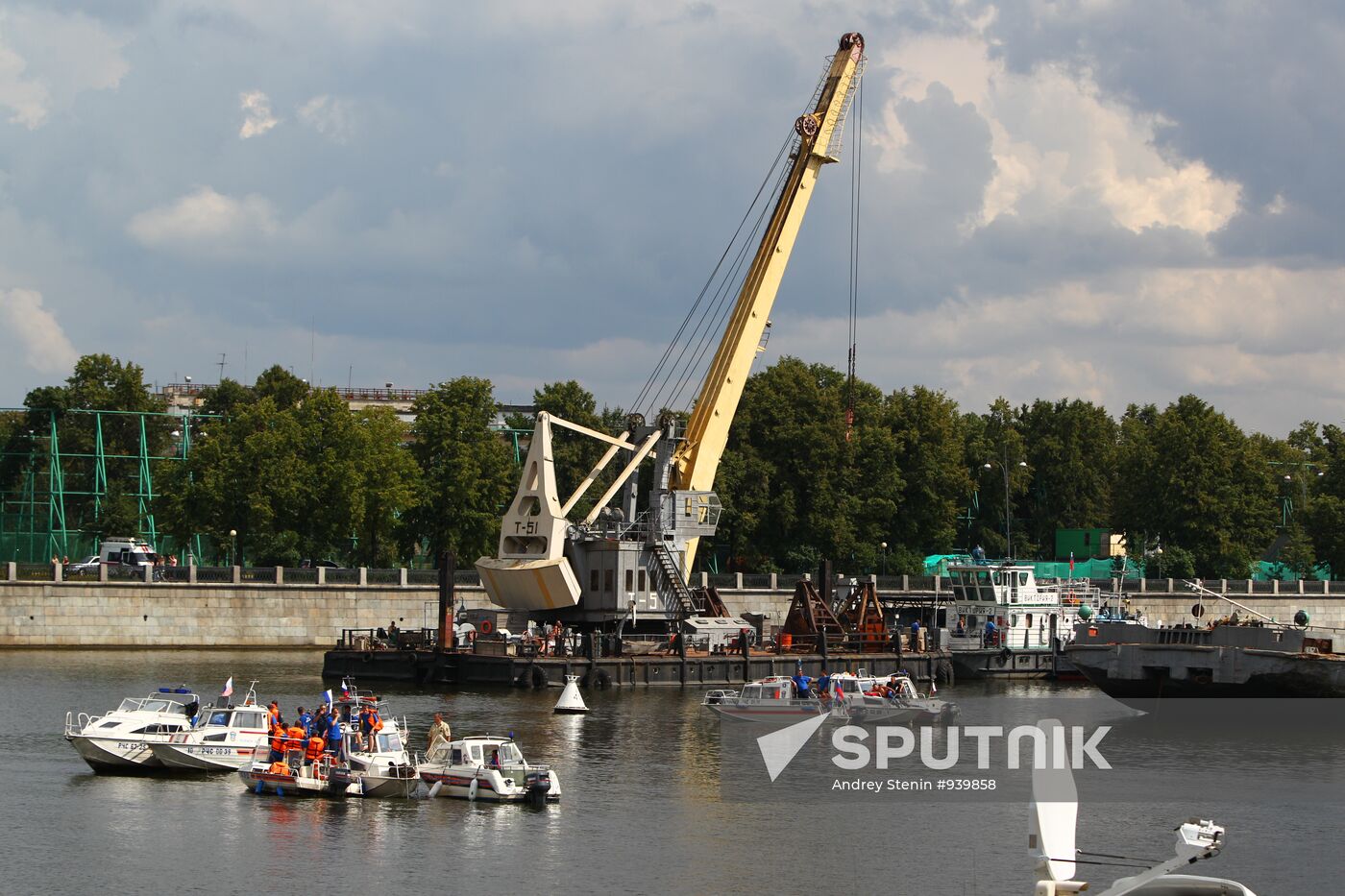 Motor boat sinks on Moskva River