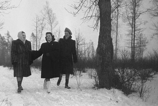 Ballerina Olga Lepeshinskaya with friends
