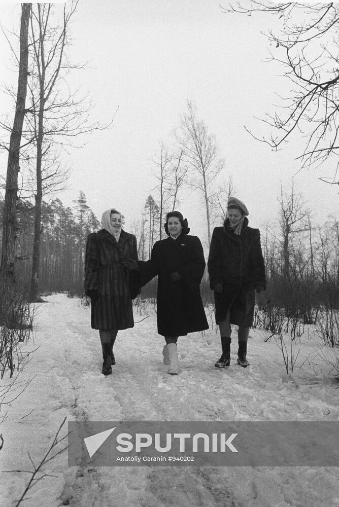 Ballerina Olga Lepeshinskaya with friends