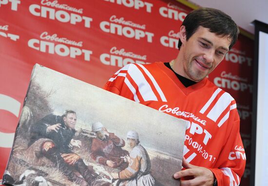 Pavel Datsyuk awarded Kharlamov Trophy prize