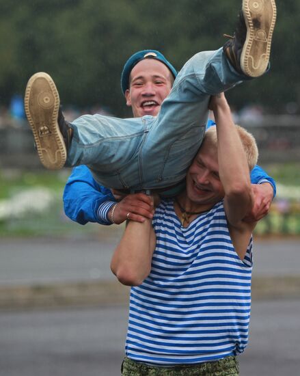 Celebrating Airborne Forces Day in Moscow