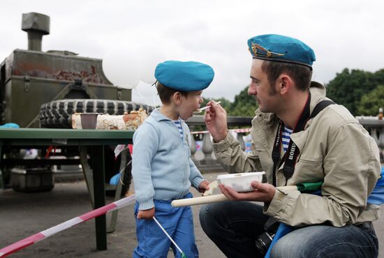 Celebrating Airborne Forces Day in Moscow