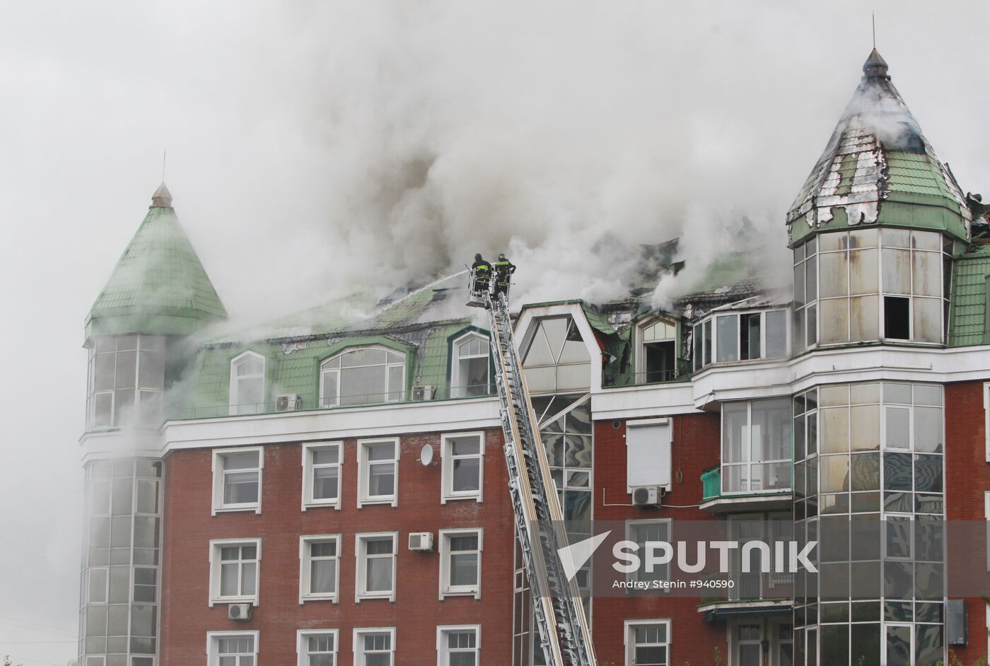 Fire at residential complex "Zolotye Klyuchi" in Moscow