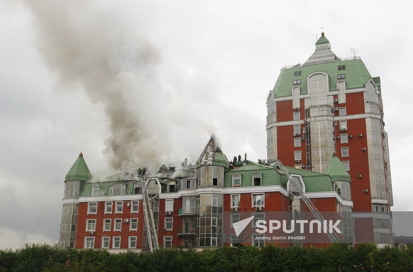 Fire at residential complex "Zolotye Klyuchi" in Moscow