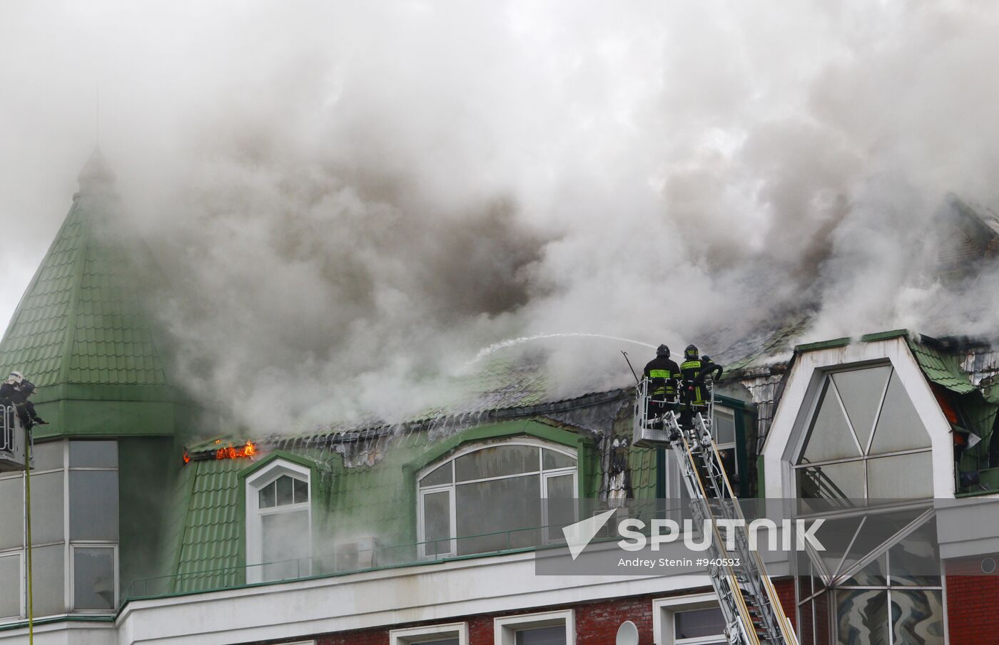 Fire at residential complex "Zolotye Klyuchi" in Moscow