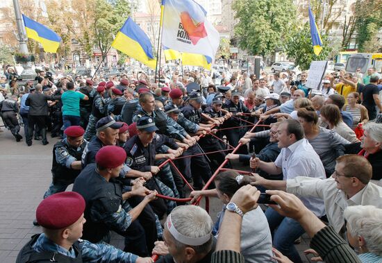 Ukraine's ex-prime minister Yulia Tymoshenko arrested in Kiev