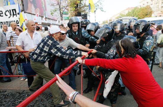 Ukraine's ex-prime minister Yulia Tymoshenko arrested in Kiev