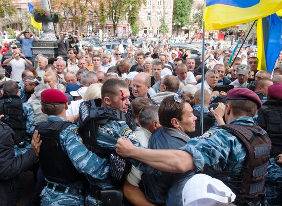 Ukraine's ex-prime minister Yulia Tymoshenko arrested in Kiev