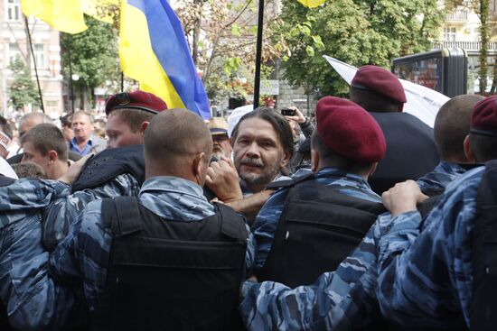 Ukraine's ex-prime minister Yulia Tymoshenko arrested in Kiev