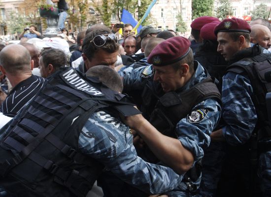 Ukraine's ex-prime minister Yulia Tymoshenko arrested in Kiev