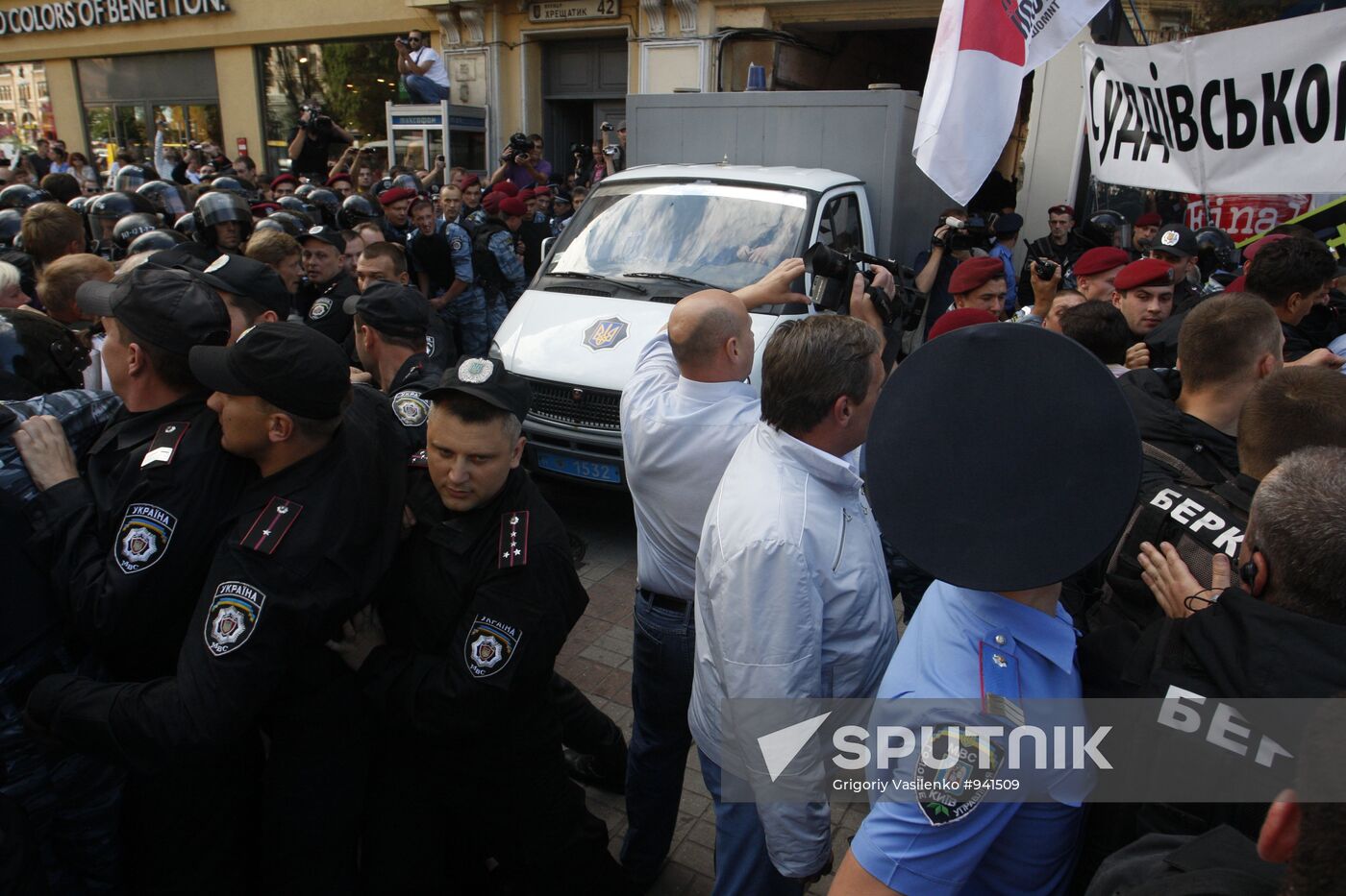 Ukraine's ex-prime minister Yulia Tymoshenko arrested in Kiev