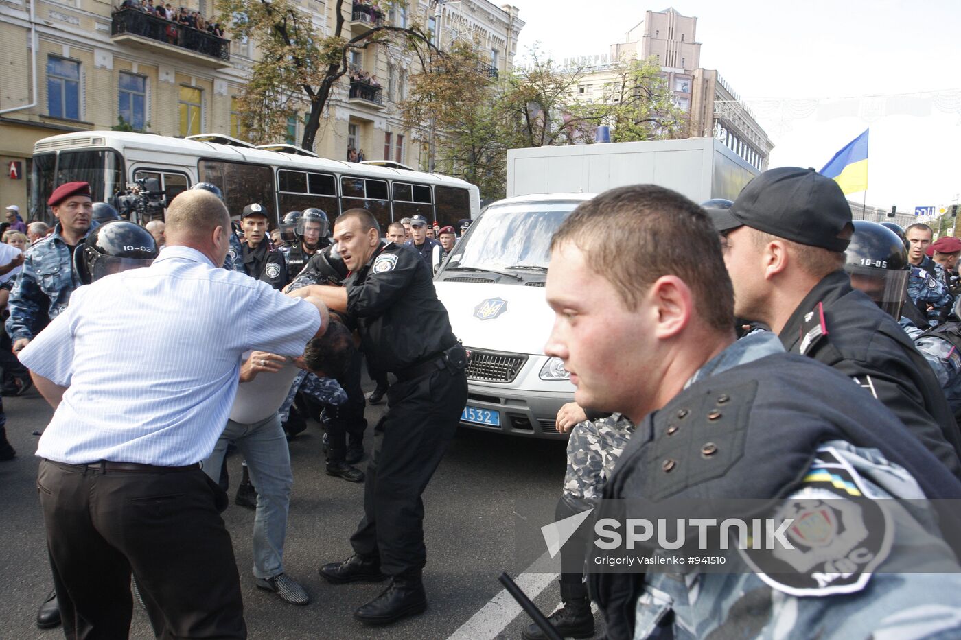 Ukraine's ex-prime minister Yulia Tymoshenko arrested in Kiev