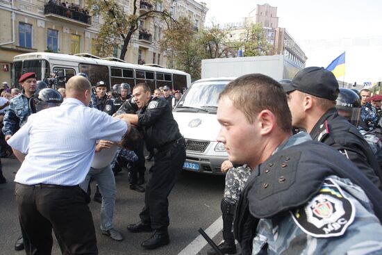 Ukraine's ex-prime minister Yulia Tymoshenko arrested in Kiev