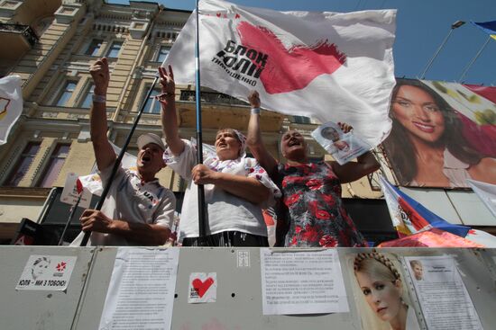 Yulia Tymoshenko supporters gather in front of Pechersky Court