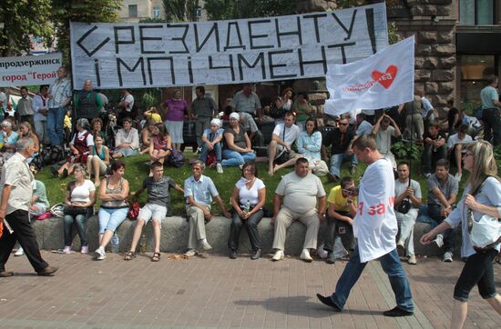 Yulia Tymoshenko supporters gather in front of Pechersky Court