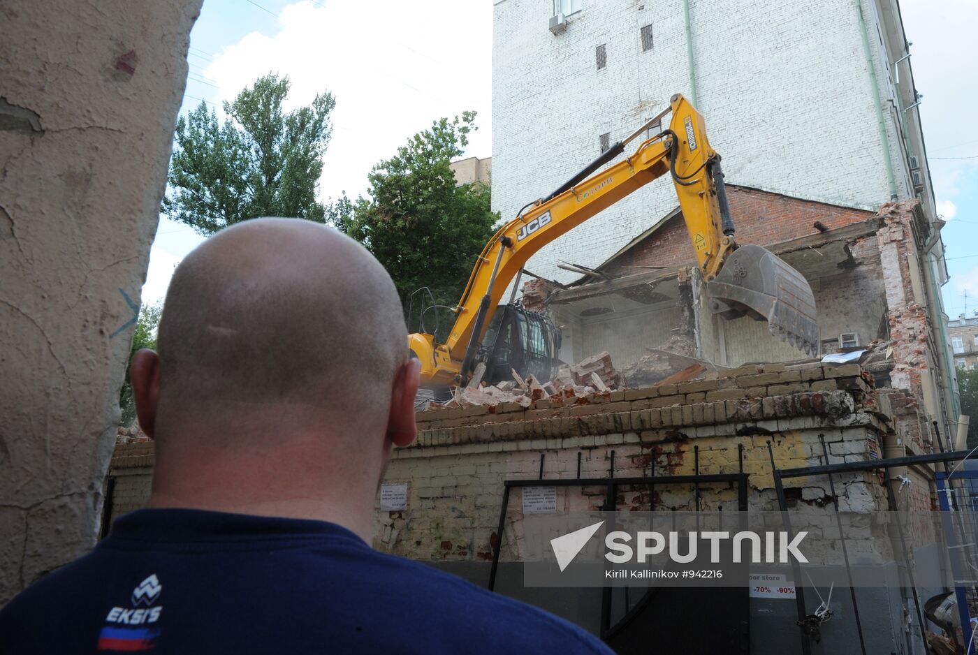 Demolition of the house No.25 in Bolshoy Kozikhinsky Lane