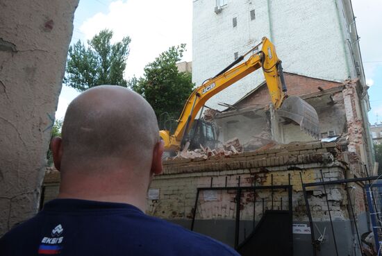 Demolition of the house No.25 in Bolshoy Kozikhinsky Lane