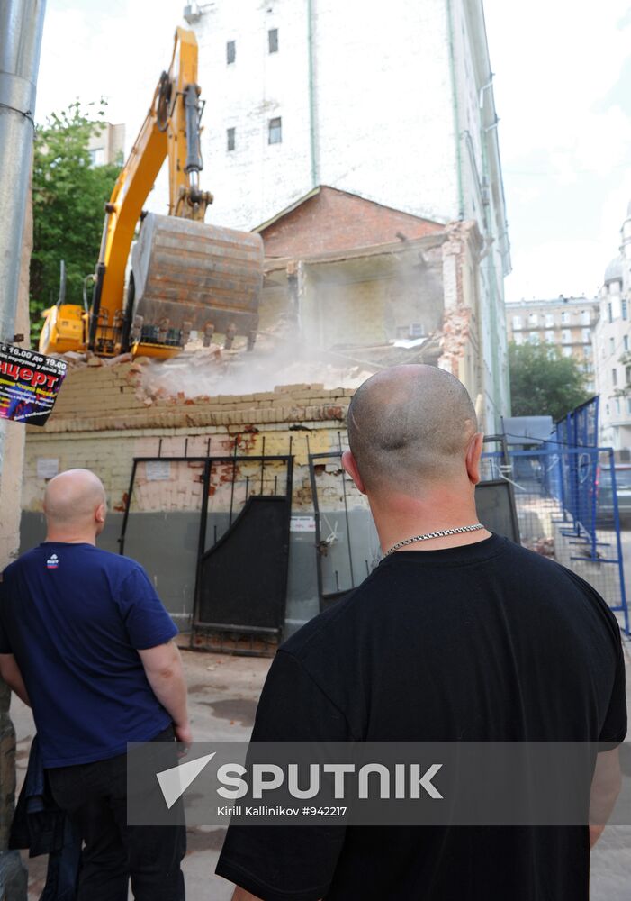 Demolition of the house No.25 in Bolshoy Kozikhinsky Lane