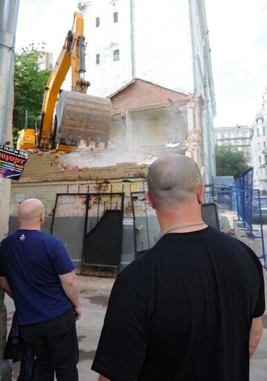 Demolition of the house No.25 in Bolshoy Kozikhinsky Lane