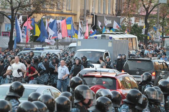 Riot police cracking down on Yulia Tymoshenko supporters