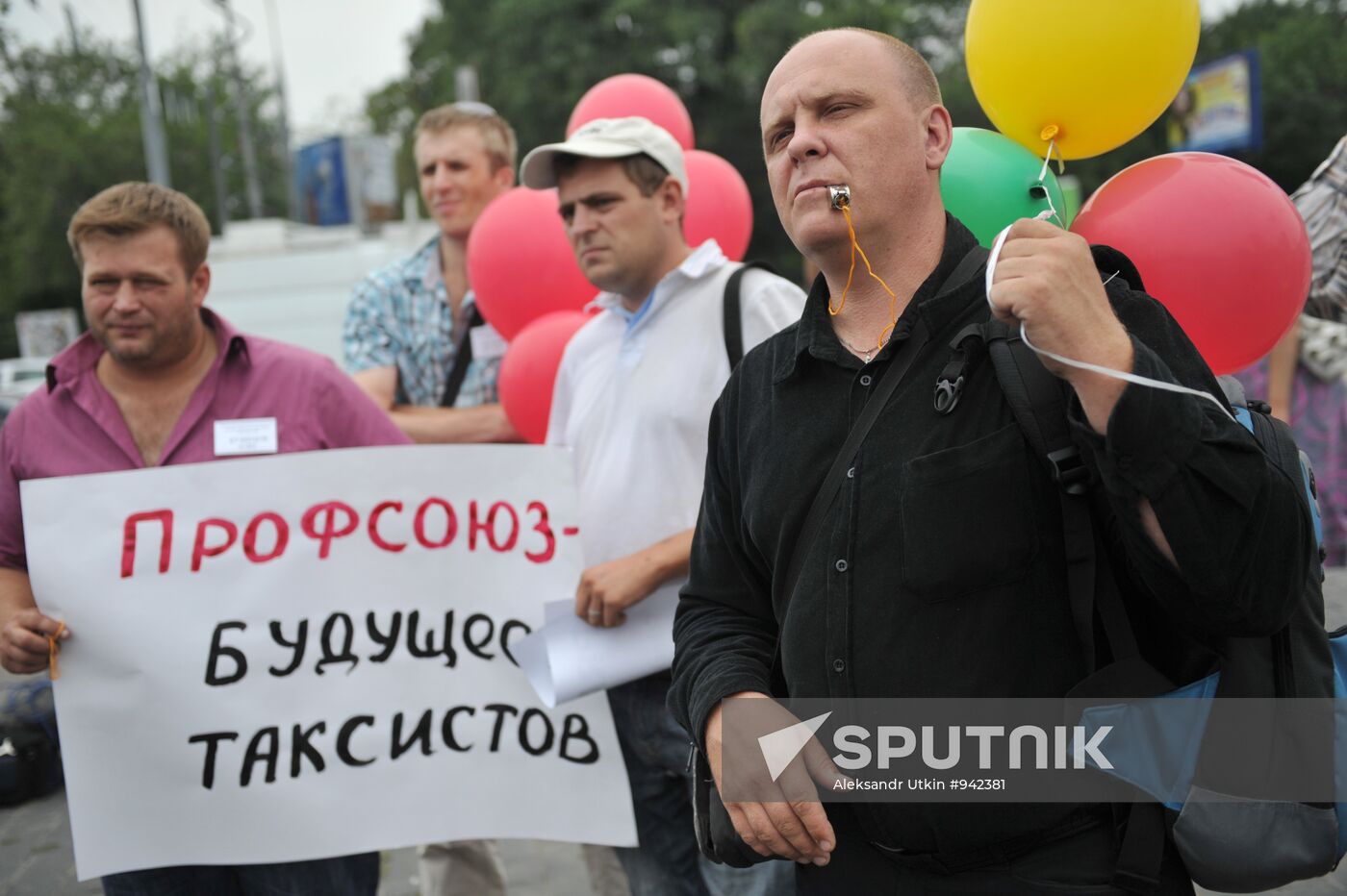 Moscow taxi drivers stage protest action