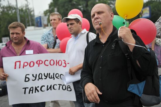 Moscow taxi drivers stage protest action
