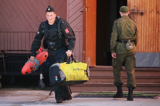 Military divers train at Baikal