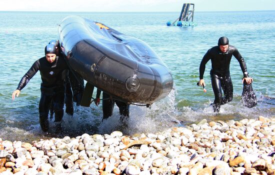 Military divers train at Baikal