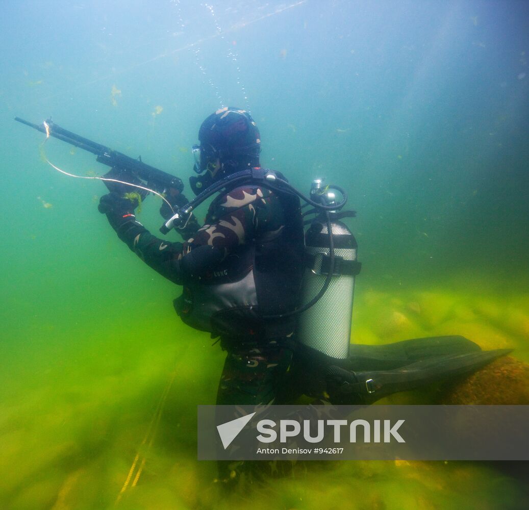 Military divers train at Baikal