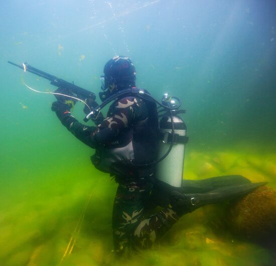 Military divers train at Baikal