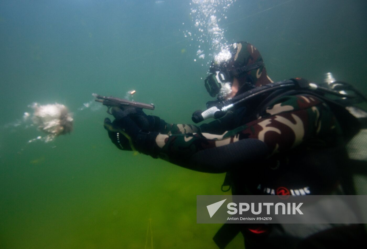 Military divers train at Baikal