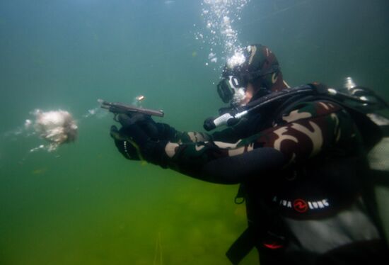 Military divers train at Baikal