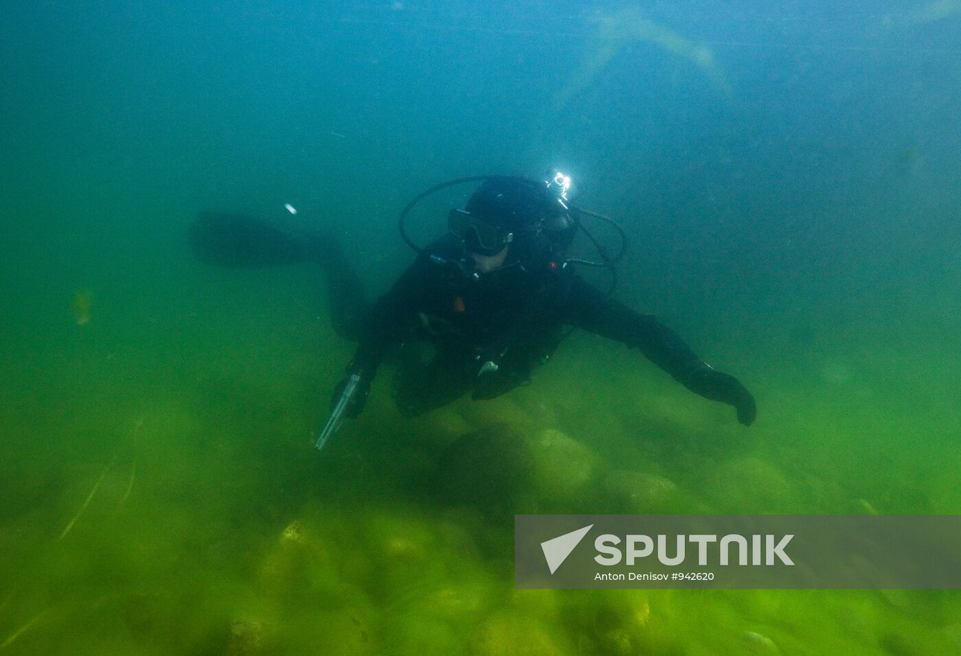 Military divers train at Baikal