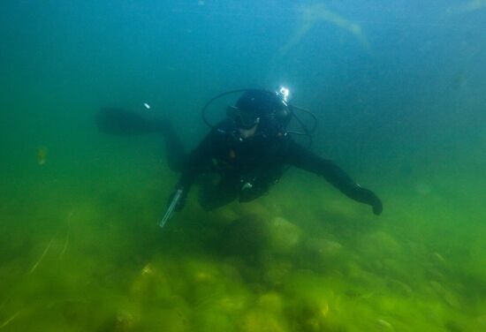 Military divers train at Baikal