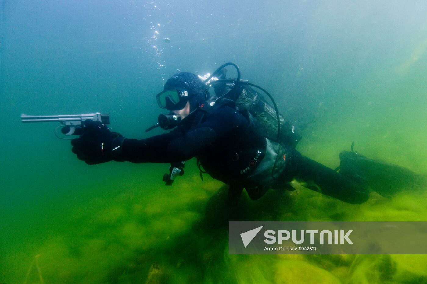 Military divers train at Baikal