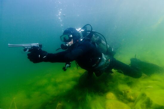 Military divers train at Baikal