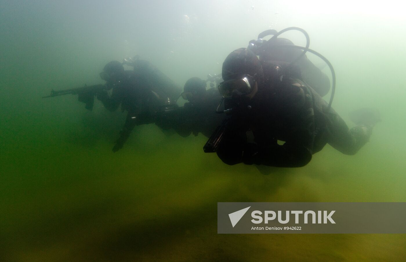 Military divers train at Baikal