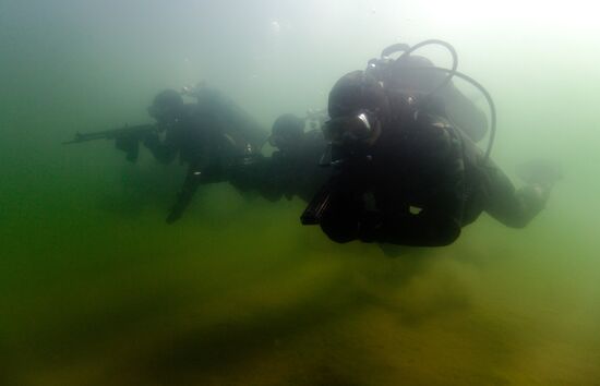 Military divers train at Baikal
