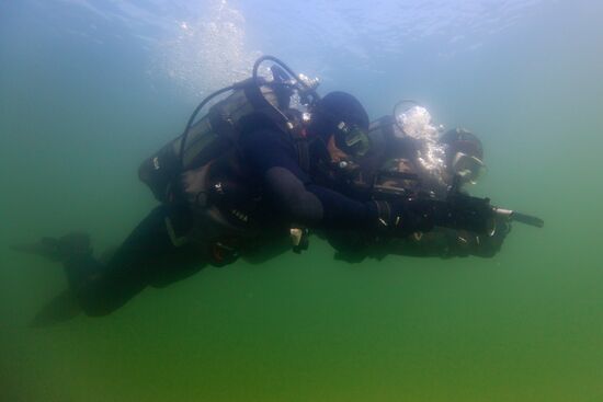 Military divers train at Baikal