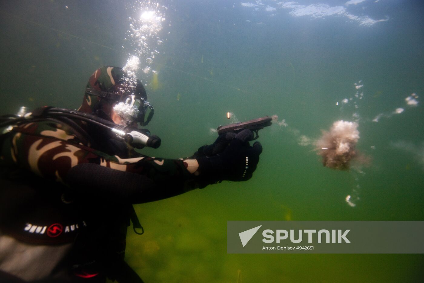 Military divers train at Baikal