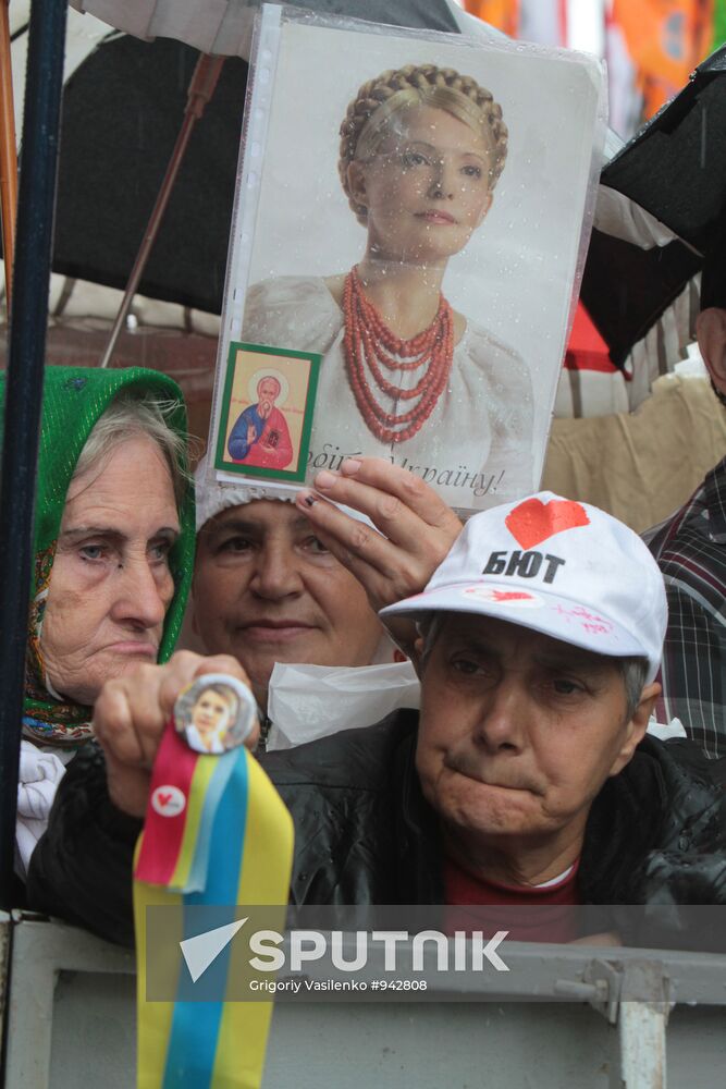 Yulia Tymosheko's supporters near Pechorsky Court in Kiev