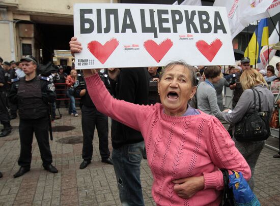 Yulia Tymosheko's supporters near Pechorsky Court in Kiev