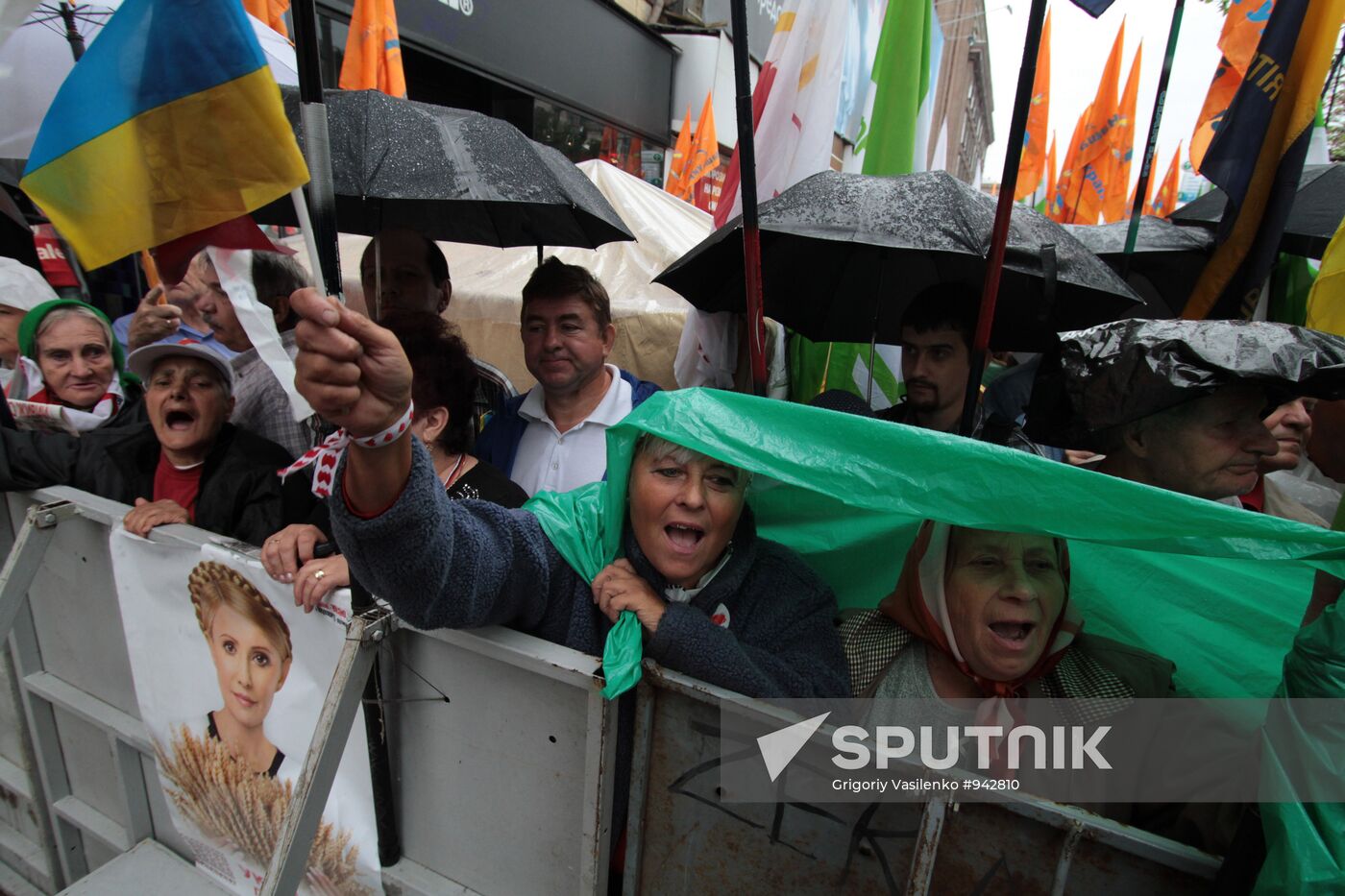Yulia Tymosheko's supporters near Pechorsky Court in Kiev