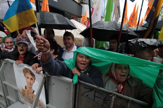 Yulia Tymosheko's supporters near Pechorsky Court in Kiev