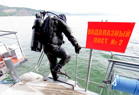 Military divers in training on Lake Baikal