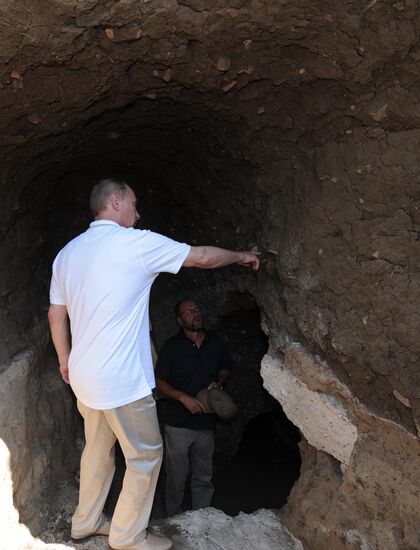 Vladimir Putin visits archaeological site on Taman Peninsula